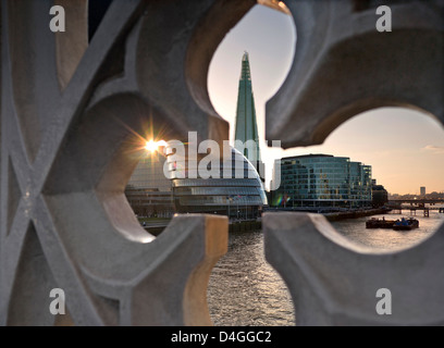 Il London Shard, la City Hall e la Londra contemporanea dello skyline della città vista al tramonto attraverso il vecchio al nuovo ponte della torre di stile gotico passerella wall London REGNO UNITO Foto Stock