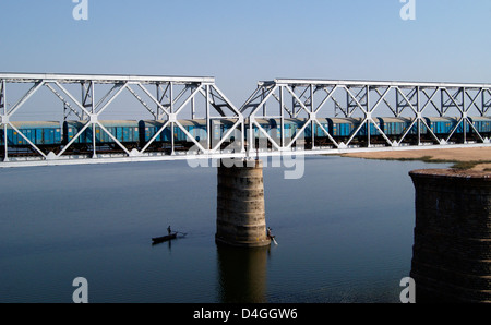 Ferro acciaio ponte che attraversa il fiume Krishna e passando dal treno di merci a Vijayawada, Andhra Pradesh, India Foto Stock