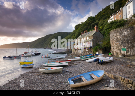 Barche di pescatori sulla spiaggia di ciottoli di Clovelly Harbour all'alba, Devon, Inghilterra. In autunno (settembre). Foto Stock