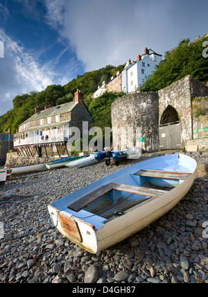 Barca da pesca sulla spiaggia di ciottoli di Clovelly Harbour, Devon, Inghilterra. In autunno (settembre). Foto Stock