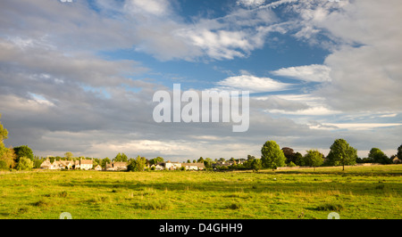 Campo sulla periferia di Fairford, un villaggio nel Cotswolds, Gloucestershire, Inghilterra. In estate (Luglio) 2010. Foto Stock