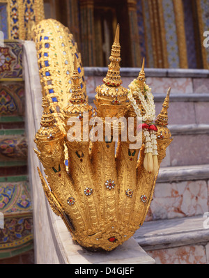 Figura dorata al Tempio del Buddha di Smeraldo e il Grande Palazzo, Rattanakosin Island, Phra Nakhon District, Bangkok, Thailandia Foto Stock