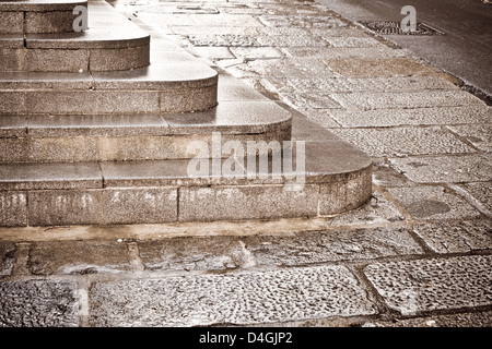 Bella immagine dai toni di una scalinata in pietra Foto Stock