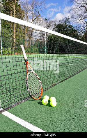 Racchetta da Tennis e palle, il Royal Ascot Tennis Club, stazione Hill, Ascot Berkshire, Inghilterra, Regno Unito Foto Stock