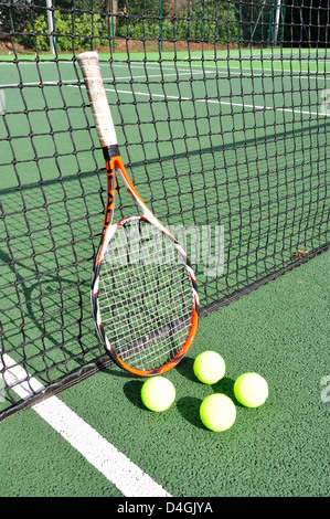 Racchetta da Tennis e palle, il Royal Ascot Tennis Club, stazione Hill, Ascot Berkshire, Inghilterra, Regno Unito Foto Stock