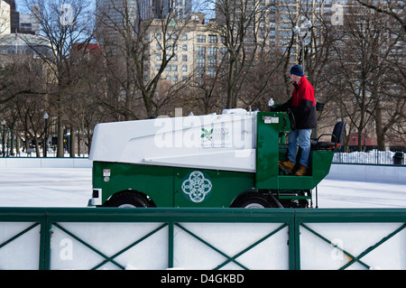 Zamboni conducente pulizia del ghiaccio su Frog Pond pista di pattinaggio presso il Boston Common. Foto Stock