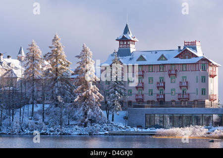 Hotel di lusso Kempinski sulle rive del villaggio di Strbske Pleso negli Alti Tatra, la Slovacchia, l'Europa. In autunno (ottobre 2012). Foto Stock