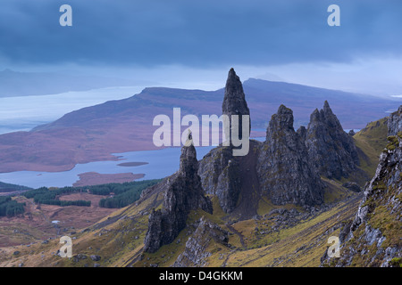 Il vecchio uomo di Storr sull'Isola di Skye in Scozia. In autunno (novembre 2012). Foto Stock