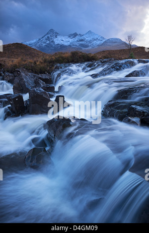 Cascata sul fiume Sligachan con Sgurr nan Gillean mountain in background, Isola di Skye in Scozia. Foto Stock