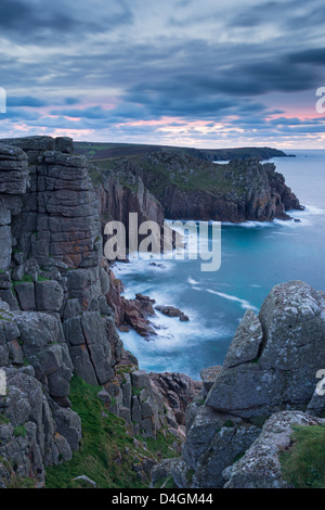 Magnifiche scogliere di granito dal punto Pordenack, Land's End, Cornwall, Inghilterra. Inverno (dicembre 2012). Foto Stock