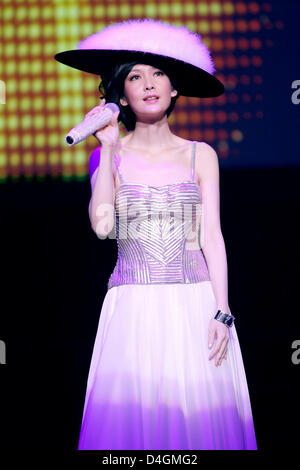 Toronto, Canada. Xii Marzo 2013. Hong Kong Cantopop cantante e attrice Vivian Chow esegue al Casino Rama durante il suo cammino di amore tour. (JKP/EXI) Credito: n8n foto / Alamy Live News Foto Stock