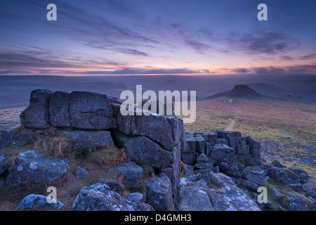 Vista verso la pelle da Tor Sharpitor all'alba, Parco Nazionale di Dartmoor, Devon, Inghilterra. Inverno (febbraio) 2013. Foto Stock