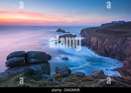 Land's End dopo il tramonto su una sera d'inverno, Cornwall, Inghilterra. Inverno (febbraio) 2013. Foto Stock