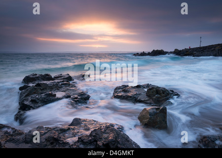 Sunrise a Porthgwidden Beach di St Ives, Cornwall, Inghilterra. Inverno (Marzo) 2013. Foto Stock