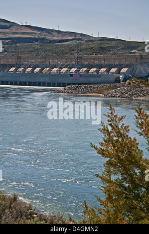 Immagine di panorama di Capo Giuseppe diga sul fiume Columbia nello stato di Washington. Una sorgente di energia idroelettrica Energia elettrica per la regione. Foto Stock