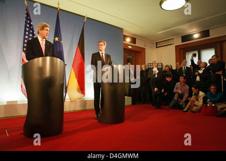 Segretario Kerry e il Ministro degli esteri tedesco Westerwelle indirizzo reporter Foto Stock