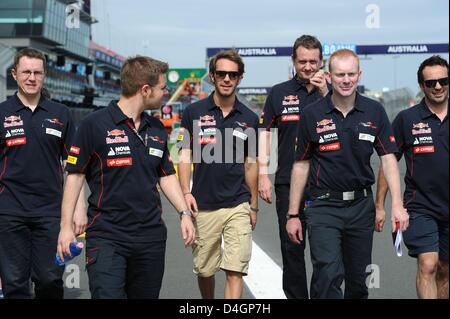 Melbourne, Australia. 13 marzo 2013. Toro Rosso Driver francese Jean Eric Vergne passeggiando per la via con i tecnici della Formula 1 GP Melbourne Credit: Azione Plus immagini di Sport / Alamy Live News Foto Stock