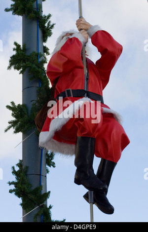 Babbo Natale la scalata riggings di una nave Foto Stock