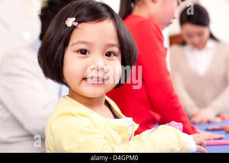 Splendidi bambini giocando con la plastilina in kindergarten Foto Stock