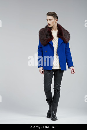 Bello elegante uomo vestito di blue coat Foto Stock