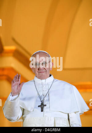 Vaticano, Città del Vaticano. 13 marzo 2013. Il Cardinale Bergoglio, il Papa appena eletto Papa Francesco mi saluta i pellegrini e ben wishers mentre si sta in piedi sul balcone della Basilica di San Pietro dopo la sua elezione in Vaticano. Egli divenne il 266th dopo Papa Benedetto XVI dimissioni a sorpresa nel febbraio 2013 e dopo cinque turni di votazione da 115 cardinali elettori il 12 e 13 marzo. Foto: MICHAEL KAPPELER/dpa/Alamy Live News Foto Stock