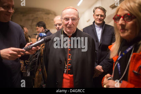 Vaticano, Città del Vaticano. 13 marzo 2013. Il Cardinale Joachim Meisner arriva per una conferenza stampa afer un nuovo Papa è stato eletto in Vaticano. Il Cardinale argentino Bergoglio, il Papa appena eletto Papa Francesco I, divenne il 266th dopo Papa Benedetto XVI dimissioni a sorpresa nel febbraio 2013 e dopo cinque turni di votazione da 115 cardinali elettori il 12 e 13 marzo. Foto: MICHAEL KAPPELER/dpa/Alamy Live News Foto Stock