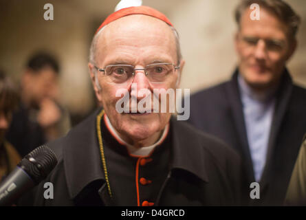 Vaticano, Città del Vaticano. 13 marzo 2013. Il Cardinale Joachim Meisner arriva per una conferenza stampa afer un nuovo Papa è stato eletto in Vaticano. Il Cardinale argentino Bergoglio, il Papa appena eletto Papa Francesco I, divenne il 266th dopo Papa Benedetto XVI dimissioni a sorpresa nel febbraio 2013 e dopo cinque turni di votazione da 115 cardinali elettori il 12 e 13 marzo. Foto: MICHAEL KAPPELER/dpa/Alamy Live News Foto Stock