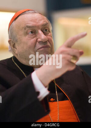 Vaticano, Città del Vaticano. 13 marzo 2013. Il Cardinale Karl Lehmann parla in una conferenza stampa a afer un nuovo Papa è stato eletto in Vaticano. Il Cardinale argentino Bergoglio, il Papa appena eletto Papa Francesco I, divenne il 266th dopo Papa Benedetto XVI dimissioni a sorpresa nel febbraio 2013 e dopo cinque turni di votazione da 115 cardinali elettori il 12 e 13 marzo. Foto: MICHAEL KAPPELER/dpa/Alamy Live News Foto Stock