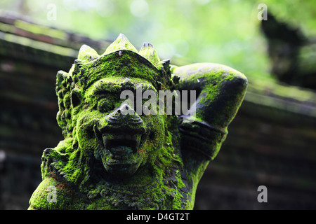 Pietre monkey statue davanti Pura Dalem Agung Padangtegal tempio nella foresta delle scimmie, Ubud, Bali, Indonesia Foto Stock