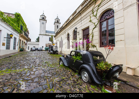 Vecchia auto si è trasformata in una piantatrice su strada di ciottoli nella Colonia del Sacramento, Uruguay Sud America Foto Stock