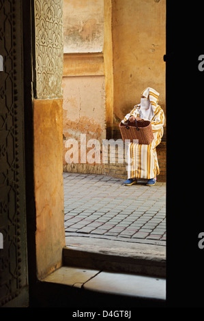 Scena di strada nella città vecchia Medina, Marrakech, Marocco, Africa del Nord Foto Stock