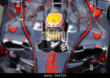 British pilota di Formula Uno Lewis Hamilton della McLaren Mercedes durante le qualifiche di Silverstone race track vicino a Towcester in Northamptonshire, Gran Bretagna, 05 luglio 2008. Formula 1 Gran Premio di Gran Bretagna si svolgerà il 06 luglio 2008. Foto: Jens Buettner Foto Stock