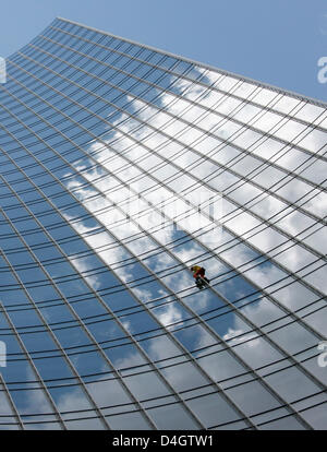 Il francese scalatore estremo Alain Robert noto come 'Spiderman' scala il front di 'Skyper-grattacielo' in Francoforte sul Meno, Germania, 07 luglio 2008. Robert dispiegato un poster contro il riscaldamento climatico per quanto riguarda il vertice del G8. Centinaia di spettatori osservato le prestazioni spettacolari. La polizia non interferire. Foto: BORIS ROESSLER Foto Stock