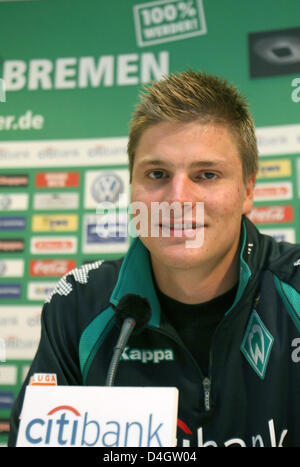 Austrian nuovo arrivo del club della Bundesliga Werder Brema, Sebastian Proedl, risponde alle domande nel corso di una conferenza stampa a Weserstadium di Brema, Germania, 08 luglio 2008. 21-anno-vecchio Proedl trasferito dal club austriaco SK Sturm Graz. Foto: CARMEN JASPERSEN Foto Stock