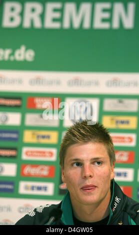 Austrian nuovo arrivo del club della Bundesliga Werder Brema, Sebastian Proedl, risponde alle domande nel corso di una conferenza stampa a Weserstadium di Brema, Germania, 08 luglio 2008. 21-anno-vecchio Proedl trasferito dal club austriaco SK Sturm Graz. Foto: CARMEN JASPERSEN Foto Stock