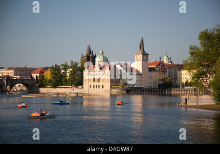 Il fiume Moldava e Smetana Museum, Praga, Repubblica Ceca Foto Stock