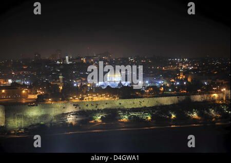 La foto mostra il Monte del Tempio con la cupola illuminata della roccia di notte a Gerusalemme, Israele, 06 luglio 2008. Foto: Peter Kneffel Foto Stock