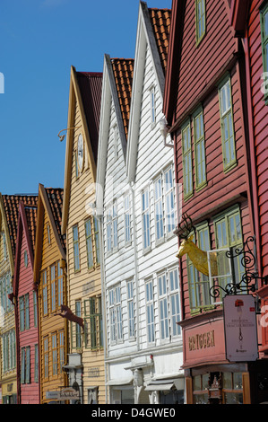 Costruzioni di legno sul lungomare Bryggen, Vagen Harbour, sito Patrimonio Mondiale dell'UNESCO, Bergen Hordaland, Norvegia e Scandinavia Foto Stock