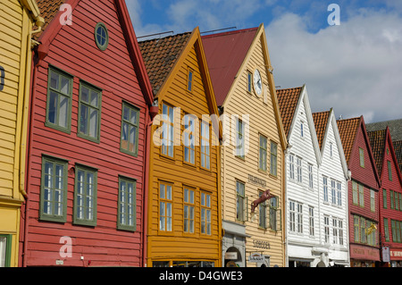 Costruzioni di legno sul lungomare Bryggen, Vagen Harbour, sito Patrimonio Mondiale dell'UNESCO, Bergen Hordaland, Norvegia e Scandinavia Foto Stock