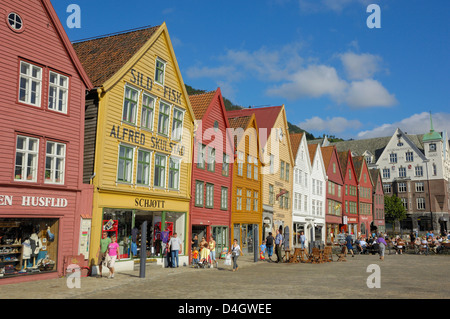 Costruzioni di legno sul lungomare Bryggen, Vagen Harbour, Sito Patrimonio Mondiale dell'UNESCO, Bergen Hordaland, Norvegia e Scandinavia Foto Stock