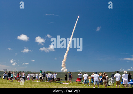 La folla guarda il lancio della navetta spaziale Discovery, 4 luglio 2006, dalla NASA Causeway, Cape Canaveral, in Florida, Stati Uniti d'America Foto Stock