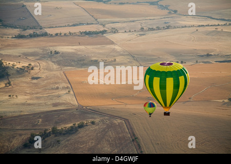 Vista aerea di due mongolfiere su flottante brown campagna nei pressi di Northam in Western Australia, Australia Foto Stock