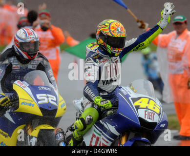 Italiano driver moto Valentino Rossi (R) jubilates durante il suo giro di vittoria dopo la corsa della categoria del MotoGP al Gran Premio di Germania al 'Sachsenring' race track nei pressi di Hohenstein-ernstthal, Germania, 13 luglio 2008. Driver britannico James Toseland (L) è raffigurato accanto a lui. Rossi è arrivato secondo posto, che lo ha messo in testa al campionato mondiale con 16 punti. Foto: Hendrik Schmidt Foto Stock