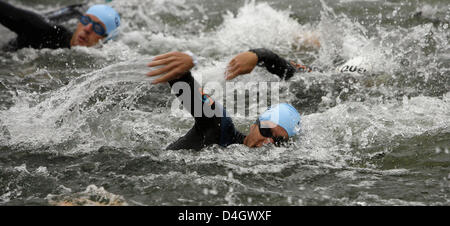 Triatleti avviare la fase di nuoto del 'Triathlon Roth' in Hiltpoltstein, Germania, 13 luglio 2008. 3.8 chilometri di nuoto, 180 chilometri di bicicletta e 42.195 chilometri di esecuzione devono essere gestiti dai partecipanti della competizione sportiva. Foto: Daniel Karmann Foto Stock