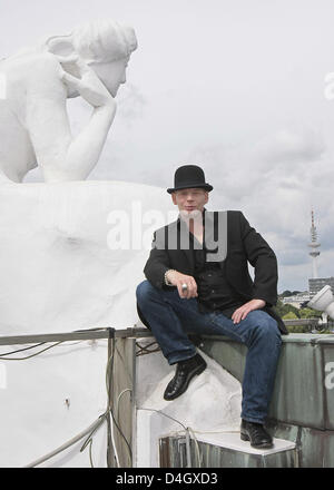 Attore tedesco Ben Becker pone sul tetto dell'hotel "Atlantic" ad Amburgo, Germania, 16 luglio 2008. Becker leggerà testi della Bibbia nel corso di tre ore di spettacolo accompagnato da musica a Berlino il 12 ottobre 2008. Foto: Ulrich Perrey Foto Stock