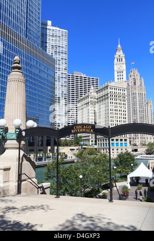 Chicago Riverwalk sulla West Wacker Drive con Trump Tower e Wrigley Building, Chicago, Illinois, Stati Uniti d'America Foto Stock