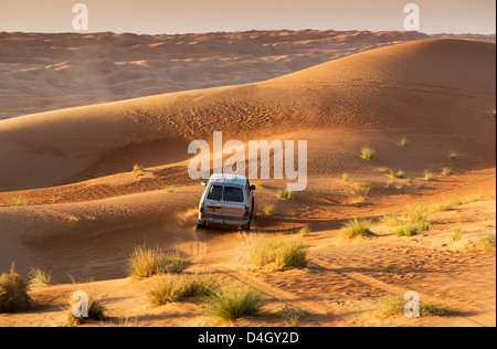 La trazione a quattro ruote motrici sulle dune del deserto, Wahiba, Oman, Medio Oriente Foto Stock