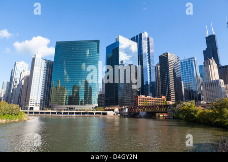 Chicago River e torri, tra cui il vetro frontale 333 West Wacker Drive, Chicago, Illinois, Stati Uniti d'America Foto Stock