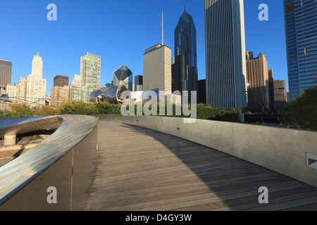 Paesaggio urbano dalla BP ponte pedonale progettato da Frank Gehry, Chicago, Illinois, Stati Uniti d'America Foto Stock