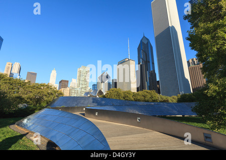 Paesaggio urbano dalla BP ponte pedonale progettato da Frank Gehry, Chicago, Illinois, Stati Uniti d'America Foto Stock